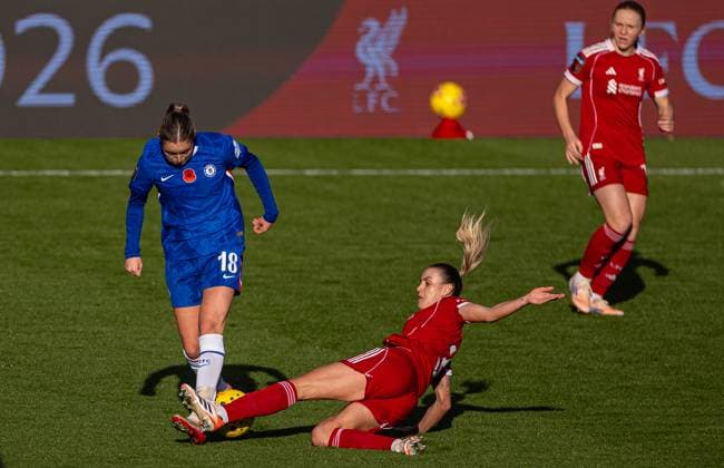 Football - FA Women™s Super League - Liverpool FC Women v Chelsea FC Women ST HELENS, ENGLAND - Sunday, November 16, 2025: Liverpool s Gemma Evans (R) challenges Chelsea s Wieke Kaptein during the FA Women™s Super League match between Liverpool FC Women and Chelsea FC Women at the St Helens Stadium. (Photo by David Rawcliffe Propaganda) ST HELENS St Helens Stadium MERSEYSIDE ENGLAND  Copyright: xPropagandax P2025-11-16-Liverpool_W_Chelsea_W-11