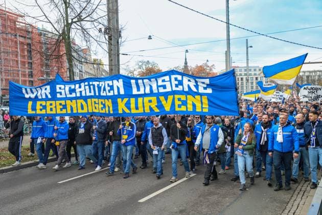 Leipzig Thousands of Ultras demonstrate together Nationwide fan demo started in Leipzig, police deployed on a large scale 16 11 2025 from 11 30 a.m. Leipzig, city area Photographer EHL Media A large-scale demonstration by numerous Ultra groups from all over Germany began in Leipzig at midday on Sunday The background was a nationwide call by various fan scenes to protest against the planned tightening of security by the interior ministers Several groups from different fan camps gathered at various squares, including Wilhelm Leuschner Platz, Richard Wagner Platz, Friedrich List Platz and the Völkerschlachtdenkmal, Several groups from different fan camps gathered at various squares, including supporters from Stuttgart, Munich, Dresden, Cologne, Berlin and Hamburg The police prepared a large-scale operation, as opposing fan camps were also expected and the situation is considered tense The participants were called upon by the organizers to appear in club colors and to refrain from using pyrotechnics and disguises There will be restrictions in the city area during the protest Leipzig Saxony Germany Copyright: xEHLxMediax 20251116_fandemo-leipzig-4_10