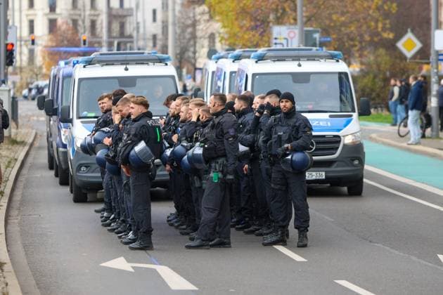 Leipzig Thousands of Ultras demonstrate together Nationwide fan demo started in Leipzig, police deployed on a large scale 16 11 2025 from 11 30 a.m. Leipzig, city area Photographer EHL Media A large-scale demonstration by numerous Ultra groups from all over Germany began in Leipzig at midday on Sunday The background was a nationwide call by various fan scenes to protest against the planned tightening of security by the interior ministers Several groups from different fan camps gathered at various squares, including Wilhelm Leuschner Platz, Richard Wagner Platz, Friedrich List Platz and the Völkerschlachtdenkmal, Several groups from different fan camps gathered at various squares, including supporters from Stuttgart, Munich, Dresden, Cologne, Berlin and Hamburg The police prepared a large-scale operation, as opposing fan camps were also expected and the situation is considered tense The participants were called upon by the organizers to appear in club colors and to refrain from using pyrotechnics and disguises There will be restrictions in the city area during the protest Leipzig Saxony Germany Copyright: xEHLxMediax 20251116_fandemo-leipzig-4_2