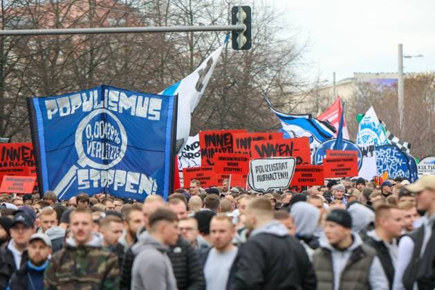 Leipzig Thousands of Ultras demonstrate together Nationwide fan demo started in Leipzig, police deployed on a large scale 16 11 2025 from 11 30 a.m. Leipzig, city area Photographer EHL Media A large-scale demonstration by numerous Ultra groups from all over Germany began in Leipzig at midday on Sunday The background was a nationwide call by various fan scenes to protest against the planned tightening of security by the interior ministers Several groups from different fan camps gathered at various squares, including Wilhelm Leuschner Platz, Richard Wagner Platz, Friedrich List Platz and the Völkerschlachtdenkmal, Several groups from different fan camps gathered at various squares, including supporters from Stuttgart, Munich, Dresden, Cologne, Berlin and Hamburg The police prepared a large-scale operation, as opposing fan camps were also expected and the situation is considered tense The participants were called upon by the organizers to appear in club colors and to refrain from using pyrotechnics and disguises There will be restrictions in the city area during the protest Leipzig Saxony Germany Copyright: xEHLxMediax 20251116_fandemo-leipzig-4_4