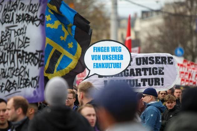 Leipzig Thousands of Ultras demonstrate together Nationwide fan demo started in Leipzig, police deployed on a large scale 16 11 2025 from 11 30 a.m. Leipzig, city area Photographer EHL Media A large-scale demonstration by numerous Ultra groups from all over Germany began in Leipzig at midday on Sunday The background was a nationwide call by various fan scenes to protest against the planned tightening of security by the interior ministers Several groups from different fan camps gathered at various squares, including Wilhelm Leuschner Platz, Richard Wagner Platz, Friedrich List Platz and the Völkerschlachtdenkmal, Several groups from different fan camps gathered at various squares, including supporters from Stuttgart, Munich, Dresden, Cologne, Berlin and Hamburg The police prepared a large-scale operation, as opposing fan camps were also expected and the situation is considered tense The participants were called upon by the organizers to appear in club colors and to refrain from using pyrotechnics and disguises There will be restrictions in the city area during the protest Leipzig Saxony Germany Copyright: xEHLxMediax 20251116_fandemo-leipzig-4_6