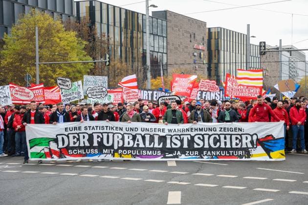 Leipzig Thousands of Ultras demonstrate together Nationwide fan demo started in Leipzig, police deployed on a large scale 16 11 2025 from 11 30 a.m. Leipzig, city area Photographer EHL Media A large-scale demonstration by numerous Ultra groups from all over Germany began in Leipzig at midday on Sunday The background was a nationwide call by various fan scenes to protest against the planned tightening of security by the interior ministers Several groups from different fan camps gathered at various squares, including Wilhelm Leuschner Platz, Richard Wagner Platz, Friedrich List Platz and the Völkerschlachtdenkmal, Several groups from different fan camps gathered at various squares, including supporters from Stuttgart, Munich, Dresden, Cologne, Berlin and Hamburg The police prepared a large-scale operation, as opposing fan camps were also expected and the situation is considered tense The participants were called upon by the organizers to appear in club colors and to refrain from using pyrotechnics and disguises There will be restrictions in the city area during the protest Leipzig Saxony Germany Copyright: xEHLxMediax 20251116_fandemo-leipzig-4_7