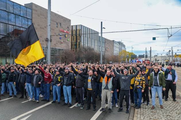 Leipzig Thousands of Ultras demonstrate together Nationwide fan demo started in Leipzig, police deployed on a large scale 16 11 2025 from 11 30 a.m. Leipzig, city area Photographer EHL Media A large-scale demonstration by numerous Ultra groups from all over Germany began in Leipzig at midday on Sunday The background was a nationwide call by various fan scenes to protest against the planned tightening of security by the interior ministers Several groups from different fan camps gathered at various squares, including Wilhelm Leuschner Platz, Richard Wagner Platz, Friedrich List Platz and the Völkerschlachtdenkmal, Several groups from different fan camps gathered at various squares, including supporters from Stuttgart, Munich, Dresden, Cologne, Berlin and Hamburg The police prepared a large-scale operation, as opposing fan camps were also expected and the situation is considered tense The participants were called upon by the organizers to appear in club colors and to refrain from using pyrotechnics and disguises There will be restrictions in the city area during the protest Leipzig Saxony Germany Copyright: xEHLxMediax 20251116_fandemo-leipzig-4_8