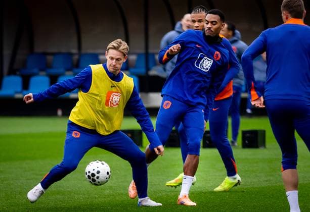 ZEIST - Frenkie de Jong (L) and Ryan Gravenberch during the Dutch national football team s training session at the KNVB Campus, ahead of the World Cup qualifier against Lithuania. ANP IRIS VAN DEN BROEK xVIxANPxSportx xxANPxIVx 542245908 originalFilename: 542245908.jpg