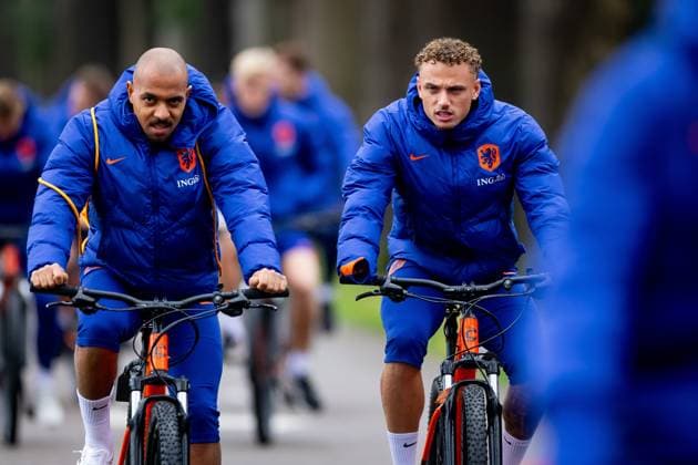 ZEIST - Donyell Malen and Noa Lang arrive at the Dutch national football team s training session at the KNVB Campus, ahead of the World Cup qualifier against Lithuania. ANP IRIS VAN DEN BROEK xVIxANPxSportx xxANPxIVx 542246089 originalFilename: 542246089.jpg