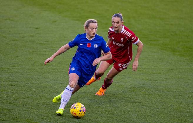 Football - FA Women™s Super League - Liverpool FC Women v Chelsea FC Women ST HELENS, ENGLAND - Sunday, November 16, 2025: Chelsea s Erin Cuthbert (L) and Liverpool s Lily Woodham during the FA Women™s Super League match between Liverpool FC Women and Chelsea FC Women at the St Helens Stadium. (Photo by David Rawcliffe Propaganda) ST HELENS St Helens Stadium MERSEYSIDE ENGLAND  Copyright: xPropagandax P2025-11-16-Liverpool_W_Chelsea_W-15