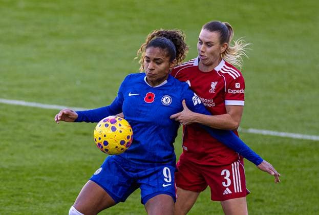 Football - FA Women™s Super League - Liverpool FC Women v Chelsea FC Women ST HELENS, ENGLAND - Sunday, November 16, 2025: Chelsea s Catarina Macario (L) is challenged by Liverpool s Gemma Evans during the FA Women™s Super League match between Liverpool FC Women and Chelsea FC Women at the St Helens Stadium. (Photo by David Rawcliffe Propaganda) ST HELENS St Helens Stadium MERSEYSIDE ENGLAND  Copyright: xPropagandax P2025-11-16-Liverpool_W_Chelsea_W-16