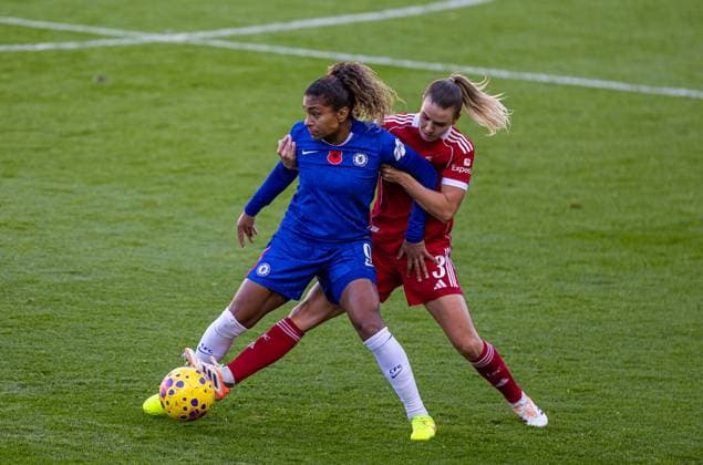 Football - FA Women™s Super League - Liverpool FC Women v Chelsea FC Women ST HELENS, ENGLAND - Sunday, November 16, 2025: Chelsea s Catarina Macario (L) is challenged by Liverpool s Gemma Evans during the FA Women™s Super League match between Liverpool FC Women and Chelsea FC Women at the St Helens Stadium. (Photo by David Rawcliffe Propaganda) ST HELENS St Helens Stadium MERSEYSIDE ENGLAND  Copyright: xPropagandax P2025-11-16-Liverpool_W_Chelsea_W-17