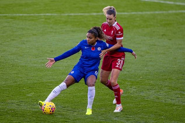 Football - FA Women™s Super League - Liverpool FC Women v Chelsea FC Women ST HELENS, ENGLAND - Sunday, November 16, 2025: Chelsea s Catarina Macario (L) is challenged by Liverpool s Gemma Evans during the FA Women™s Super League match between Liverpool FC Women and Chelsea FC Women at the St Helens Stadium. (Photo by David Rawcliffe Propaganda) ST HELENS St Helens Stadium MERSEYSIDE ENGLAND  Copyright: xPropagandax P2025-11-16-Liverpool_W_Chelsea_W-18