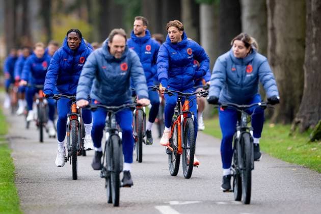 ZEIST - Emanuel Emegha (L) and Luciano Valente (R) arrive at the Dutch national football team s training session at the KNVB Campus, ahead of the World Cup qualifier against Lithuania. ANP IRIS VAN DEN BROEK xVIxANPxSportx xxANPxIVx 542246280 originalFilename: 542246280.jpg