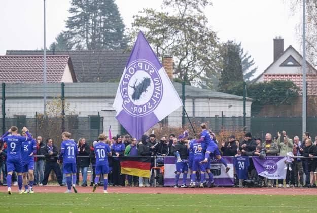 Soccer, Men, Season 2025 26, COSY WASCH Landespokal Berlin Achtelfinale , BSV Eintracht Mahlsdorf BFC Dynamo, Fans and players of Mahlsdorf, cheering after goal to 1 0, 16 11 2025, Copyright: xMatthiasxKochx