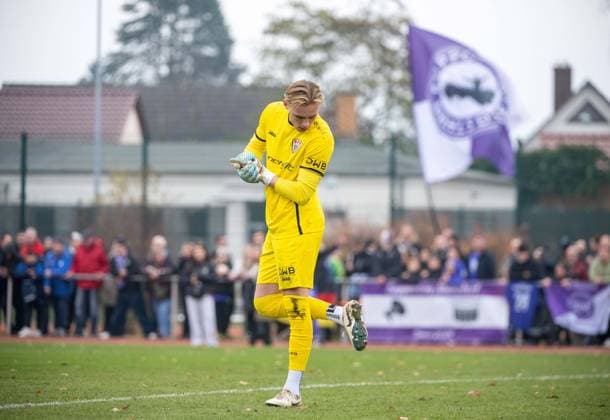 Soccer, Men, Season 2025 26, COSY WASCH Landespokal Berlin Achtelfinale , BSV Eintracht Mahlsdorf BFC Dynamo, Goalkeeper Paul Hainke BFC Dynamo and fans from Mahlsdorf, 16 11 2025, Copyright: xMatthiasxKochx