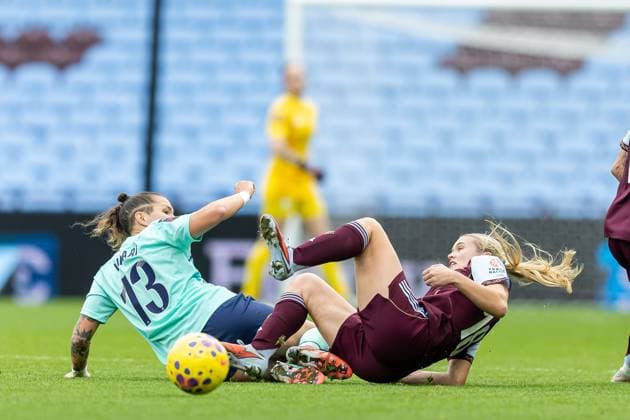 Aston Villa Women v London City Lionnesses Women s Super League 16 11 2025. London City Lionesses defender Elena Linari (13) tussles for ball during the Women s Super League match between Aston Villa Women and London City Lionnesses at Villa Park, Birmingham, England on 16 November 2025. Editorial use only DataCo restrictions apply See www.football-dataco.com , Copyright: xManjitxNarotrax PSI-23214-0018