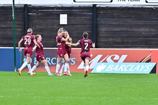 Amber Tusiak (5 West Ham) celebrates with her teammates after scoring the teams second goal during the Barclays Women s Super League match between West Ham United and Everton at Chigwell Construction Stadium on November 16, 2025 in Dagenham, England. Copyright: xYaroslavxDunkax xSPPx Sportspressphoto_SPR62458