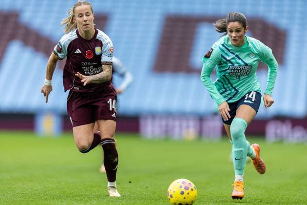 Aston Villa Women v London City Lionnesses Women s Super League 16 11 2025. London City Lionesses forward Freya Godfrey (14) runs forward with ball during the Women s Super League match between Aston Villa Women and London City Lionnesses at Villa Park, Birmingham, England on 16 November 2025. Editorial use only DataCo restrictions apply See www.football-dataco.com , Copyright: xManjitxNarotrax PSI-23214-0025
