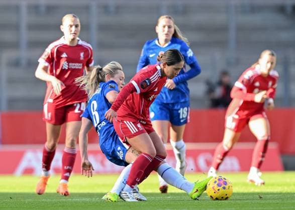 St Helens, England, 16th November 2025. Erin Cuthbert of Chelsea tackles Fuka Nagano of Liverpool during the Liverpool FC Women vs Chelsea Women Barclays Women s Super League match at the Totally Wicked Stadium, St Helens. Picture credit should read: Cody Froggatt Sportimage EDITORIAL USE ONLY. No use with unauthorised audio, video, data, fixture lists, club league logos or live services. Online in-match use limited to 120 images, no video emulation. No use in betting, games or single club league player publications. SPI_017_CF_LIVERPOOL_FC_WOMEN_V_CHELSEA_WOMEN SPI-4287-0018