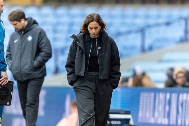 Aston Villa Women v London City Lionnesses Women s Super League 16 11 2025. Aston Villa manager Natalia Arroyo during the Women s Super League match between Aston Villa Women and London City Lionnesses at Villa Park, Birmingham, England on 16 November 2025. Editorial use only DataCo restrictions apply See www.football-dataco.com , Copyright: xManjitxNarotrax PSI-23214-0026