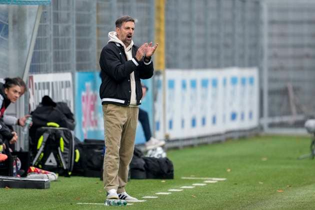 Niko Arnautis coach, head coach, SGE , gives instructions, gestures, gesticulates with arms, cropped, full body, single image, single photo, action, action, 16 11 2025, Sinsheim Hoffenheim Germany , football, DFB Cup Women, round of 16, TSG 1899 Hoffenheim Eintracht Frankfurt, DFB DFL REGULATIONS PROHIBIT ANY USE OF PHOTOGRAPHS AS IMAGE SEQUENCES AND OR QUASI VIDEO xozx