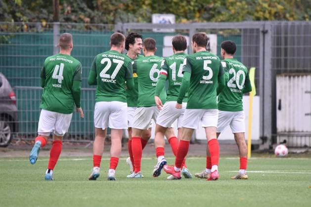 Soccer I Men I Season 2025 2026 I Regionalliga Nord I 19 Matchday I Hamburger SV II U21 HSC Hannover I 16 11 2025 Hannover players celebrate Yannik Pohlmanns equalizing goal to make it 1 1 21, HSC, face visible at the back For editorial use only Hamburg Stadion Hoheluft, Lokstedter Steindamm 87 Hamburg Germany Copyright: xLobeca RobertoxSeidelx