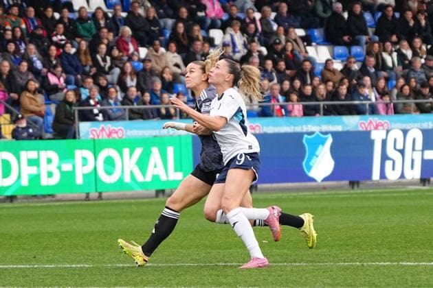 Jill Janssens 9 TSG Hoffenheim Women in a duel with Nadine Riesen 22 Eintracht Frankfurt for the ball Womens DFB Cup TSG Hoffenheim vs Eintracht Frankfurt, at the Dietmar Hopp Stadium in Hoffenheim duel for the ball Copyright: xspeedshotx