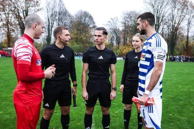 Sport, Football, FVN Niederreinpokal season 2025 2026 quarter-finals SV Sonsbeck MSV Duisburg 16 11 2025, Willy Lemkens Sportpark Robin Schoofs Sonsbeck, 22 Rasim Bulic MSV Duisburg, 6 Sonsbeck Willy Lemkens Sportpark Nordrhein Westfalen Germany