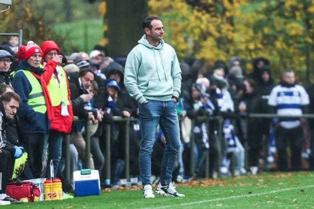 Sport, Football, FVN Niederreinpokal season 2025 2026 quarter-finals SV Sonsbeck MSV Duisburg 16 11 2025, Willy Lemkens Sportpark Dietmar Hirsch head coach, MSV Duisburg Sonsbeck Willy Lemkens Sportpark Nordrhein Westfalen Germany