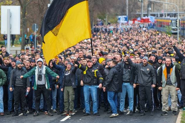 Leipzig Thousands of Ultras demonstrate together Nationwide fan demo started in Leipzig, police deployed on a large scale 16 11 2025 from 11 30 a.m. Leipzig, city area Photographer EHL Media A large-scale demonstration by numerous Ultra groups from all over Germany began in Leipzig at midday on Sunday The background was a nationwide call by various fan scenes to protest against the planned tightening of security by the interior ministers Several groups from different fan camps gathered at various squares, including Wilhelm Leuschner Platz, Richard Wagner Platz, Friedrich List Platz and the Völkerschlachtdenkmal, Several groups from different fan camps gathered at various squares, including supporters from Stuttgart, Munich, Dresden, Cologne, Berlin and Hamburg The police prepared a large-scale operation, as opposing fan camps were also expected and the situation is considered tense The participants were called upon by the organizers to appear in club colors and to refrain from using pyrotechnics and disguises There will be restrictions in the city area during the protest Leipzig Saxony Germany Copyright: xEHLxMediax 20251116_fandemo-leipzig-5_13