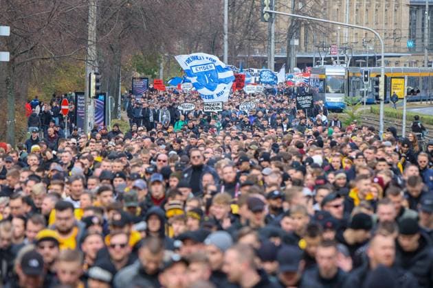 Leipzig Thousands of Ultras demonstrate together Nationwide fan demo started in Leipzig, police deployed on a large scale 16 11 2025 from 11 30 a.m. Leipzig, city area Photographer EHL Media A large-scale demonstration by numerous Ultra groups from all over Germany began in Leipzig at midday on Sunday The background was a nationwide call by various fan scenes to protest against the planned tightening of security by the interior ministers Several groups from different fan camps gathered at various squares, including Wilhelm Leuschner Platz, Richard Wagner Platz, Friedrich List Platz and the Völkerschlachtdenkmal, Several groups from different fan camps gathered at various squares, including supporters from Stuttgart, Munich, Dresden, Cologne, Berlin and Hamburg The police prepared a large-scale operation, as opposing fan camps were also expected and the situation is considered tense The participants were called upon by the organizers to appear in club colors and to refrain from using pyrotechnics and disguises There will be restrictions in the city area during the protest Leipzig Saxony Germany Copyright: xEHLxMediax 20251116_fandemo-leipzig-5_15