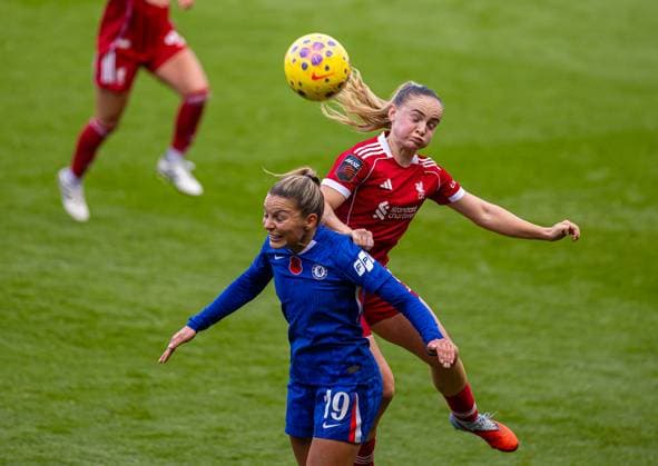 Football - FA Women™s Super League - Liverpool FC Women v Chelsea FC Women ST HELENS, ENGLAND - Sunday, November 16, 2025: Chelsea s Johanna Rytting Kaneryd (L) challenges for a header with Liverpool s Lily Woodham during the FA Women™s Super League match between Liverpool FC Women and Chelsea FC Women at the St Helens Stadium. (Photo by David Rawcliffe Propaganda) ST HELENS St Helens Stadium MERSEYSIDE ENGLAND  Copyright: xPropagandax P2025-11-16-Liverpool_W_Chelsea_W-29
