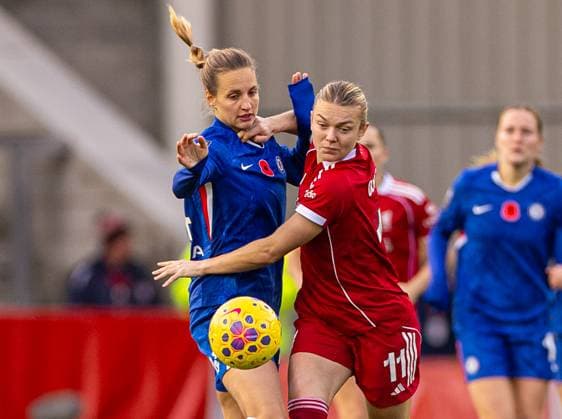 Football - FA Women™s Super League - Liverpool FC Women v Chelsea FC Women ST HELENS, ENGLAND - Sunday, November 16, 2025: Liverpool s Beata Olsson (R) is challenged by Chelsea s Nathalie Björn during the FA Women™s Super League match between Liverpool FC Women and Chelsea FC Women at the St Helens Stadium. (Photo by David Rawcliffe Propaganda) ST HELENS St Helens Stadium MERSEYSIDE ENGLAND  Copyright: xPropagandax P2025-11-16-Liverpool_W_Chelsea_W-31