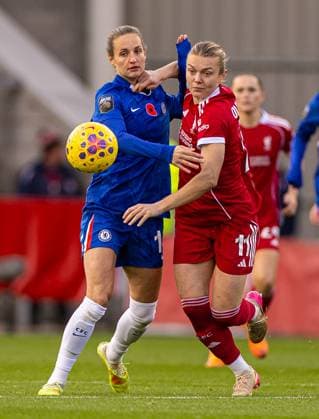 Football - FA Women™s Super League - Liverpool FC Women v Chelsea FC Women ST HELENS, ENGLAND - Sunday, November 16, 2025: Liverpool s Beata Olsson (R) is challenged by Chelsea s Nathalie Björn during the FA Women™s Super League match between Liverpool FC Women and Chelsea FC Women at the St Helens Stadium. (Photo by David Rawcliffe Propaganda) ST HELENS St Helens Stadium MERSEYSIDE ENGLAND  Copyright: xPropagandax P2025-11-16-Liverpool_W_Chelsea_W-32