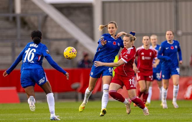 Football - FA Women™s Super League - Liverpool FC Women v Chelsea FC Women ST HELENS, ENGLAND - Sunday, November 16, 2025: Liverpool s Beata Olsson (R) is challenged by Chelsea s Nathalie Björn during the FA Women™s Super League match between Liverpool FC Women and Chelsea FC Women at the St Helens Stadium. (Photo by David Rawcliffe Propaganda) ST HELENS St Helens Stadium MERSEYSIDE ENGLAND  Copyright: xPropagandax P2025-11-16-Liverpool_W_Chelsea_W-33