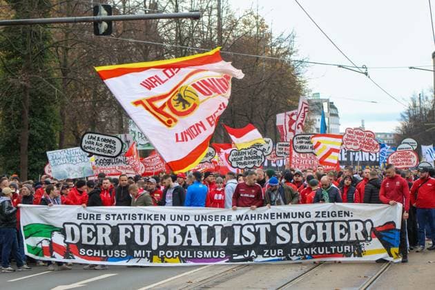 Leipzig Around 8,000 soccer fans demonstrate in Leipzig Police speak of peaceful demonstration 16 11 2025 from 11 30 a.m. Leipzig, city area Photographer EHL Media Around 8,000 fans from 38 clubs protested in Leipzig on Sunday against planned tightening of security in soccer The demonstration set off from Richard Wagner Platz at noon and, according to the police, was largely peaceful Many participants came in club colors, The police were deployed with a large contingent and support from several federal states, the federal police secured the arrival at the main train station The reason for the demonstration is the international match of the German national team on Monday in Leipzig, which numerous fan scenes used as a stage for their protest Leipzig Saxony Germany Copyright: xEHLxMediax 20251116_fandemo-leipzig-6_2