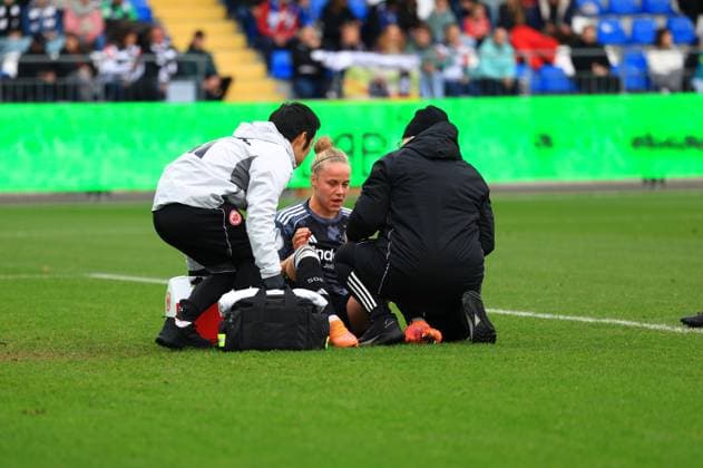 Pia Sophie Wolter 17 Eintracht Frankfurt sits injured on the pitch and is attended to by medical staff Womens DFB Cup TSG Hoffenheim v Eintracht Frankfurt, at the Dietmar Hopp Stadium in Hoffenheim Injury and treatment Copyright: xspeedshotx