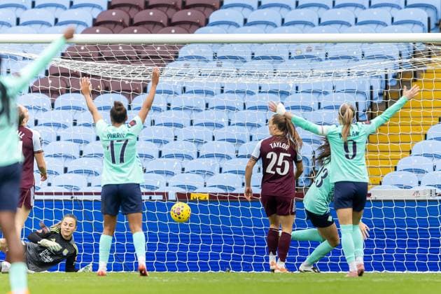 Aston Villa Women v London City Lionnesses Women s Super League 16 11 2025. GOAL scores 2-1 London City Lionesses forward Isobel Goodwin (23) bundles ball into net during the Women s Super League match between Aston Villa Women and London City Lionnesses at Villa Park, Birmingham, England on 16 November 2025. Editorial use only DataCo restrictions apply See www.football-dataco.com , Copyright: xManjitxNarotrax PSI-23214-0034