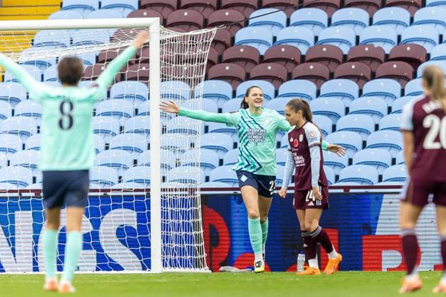 Aston Villa Women v London City Lionnesses Women s Super League 16 11 2025. GOAL scores 2-1 London City Lionesses forward Isobel Goodwin (23) scores and celebrates during the Women s Super League match between Aston Villa Women and London City Lionnesses at Villa Park, Birmingham, England on 16 November 2025. Editorial use only DataCo restrictions apply See www.football-dataco.com , Copyright: xManjitxNarotrax PSI-23214-0035