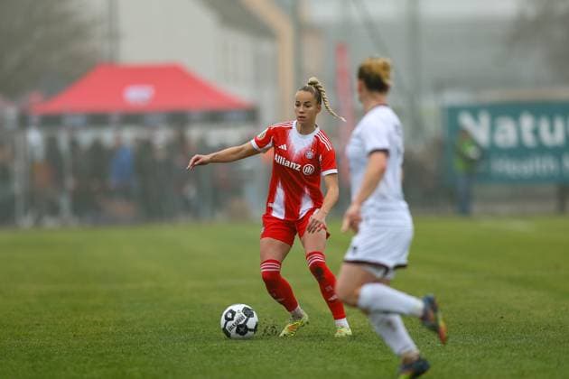 Giulia Gwinn FC Bayern Muenchen, 07 with Theresa Keitel FC Ingolstadt 04, 07 , GER, FC Ingolstadt 04 vs FC Bayern Muenchen, Soccer, DFB Pokal Women, Round of 16, Season 2025 2026, 16 11 2025, DFB REGULATES PROHIBIT ANY USE OF PHOTOGRAPHS AS IMAGE SEQUENCES AND OR QUASI VIDEO, GER, FC Ingolstadt 04 vs FC Bayern Muenchen, Football, DFB Cup Women, Round of 16, Season 2025 2026, 16 11 2025 Ingolstadt Copyright: xEibner-Pressefoto JennixMaulx EP_JML