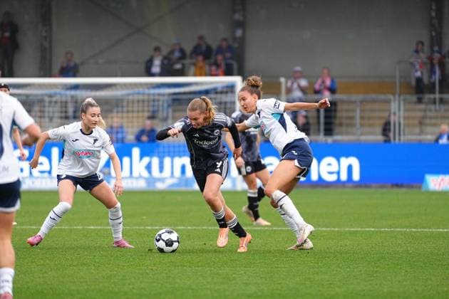 Jarne Teulings 9 Eintracht Frankfurt with the ball, while Franziska Harsch 17 TSG Hoffenheim Women and Janna Grimm 26 TSG Hoffenheim Women defend the Womens DFB Cup TSG Hoffenheim against Eintracht Frankfurt, at the Dietmar Hopp Stadium in Hoffenheim Players fight for the ball Copyright: xspeedshotx