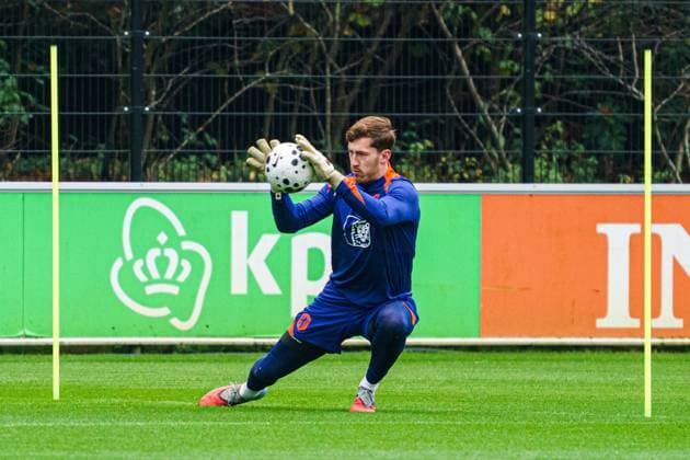2025-11-16 Training session of the Netherlands national team, Nationalteam ZEIST, NETHERLANDS - NOVEMBER 16: Robin Roefs of Netherlands makes a save during the Training session of the Netherlands national team at KNVB Campus on November 16, 2025 in Zeist, Netherlands. Zeist KNVB Campus Netherlands Content not available for redistribution in The Netherlands directly or indirectly through any third parties. Copyright: xGabrielxCalvinoxAlonsox
