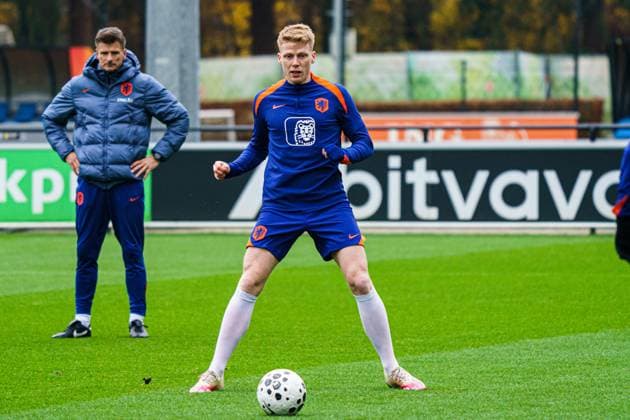 2025-11-16 Training session of the Netherlands national team, Nationalteam ZEIST, NETHERLANDS - NOVEMBER 16: Jerdy Schouten of Netherlands dribbles during the Training session of the Netherlands national team at KNVB Campus on November 16, 2025 in Zeist, Netherlands. Zeist KNVB Campus Netherlands Content not available for redistribution in The Netherlands directly or indirectly through any third parties. Copyright: xGabrielxCalvinoxAlonsox