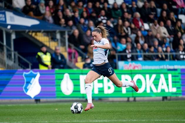 Jill Janssens TSG Hoffenheim, 09 on the ball, GER, TSG 1899 Hoffenheim vs Eintracht Frankfurt, Football Womens DFB Cup, Round of 16, 2025 2026 season, 16 11 2025 DFB regulations prohibit any use of photographs as image sequences and or quasi video GER, TSG 1899 Hoffenheim vs Eintracht Frankfurt, Football Womens DFB Cup, Round of 16, 2025 2026 season, 16 11 2025 Hoffenheim Copyright: xEibner-Pressefoto Memmlerx EP_MMR
