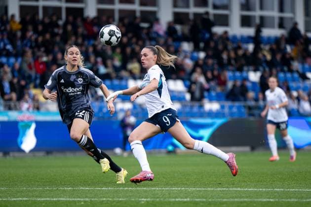 Jill Janssens TSG Hoffenheim, 09 in duel with Nadine Riesen Eintracht Frankfurt, 22 , GER, TSG 1899 Hoffenheim vs Eintracht Frankfurt, Football Womens DFB Cup, Round of 16, 2025 2026 season, 16 11 2025 DFB regulations prohibit any use of photographs as image sequences and or quasi video GER, TSG 1899 Hoffenheim vs Eintracht Frankfurt, Football Womens DFB Cup, Round of 16, 2025 2026 season, 16 11 2025 Hoffenheim Copyright: xEibner-Pressefoto Memmlerx EP_MMR