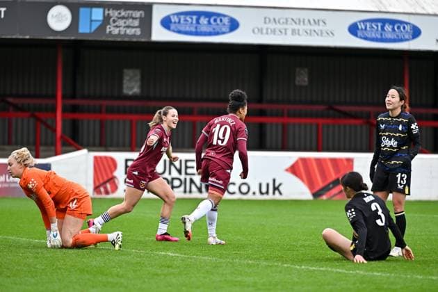 Shekiera Martinez (19 West Ham) celebrates with her teammates after scoring her teams third goal during the Barclays Women s Super League match between West Ham United and Everton at Chigwell Construction Stadium on November 16, 2025 in Dagenham, England. Copyright: xYaroslavxDunkax xSPPx Sportspressphoto_SPR62463