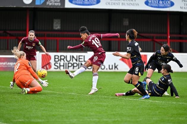 Shekiera Martinez (19 West Ham) strikes the ball and score her team third goal during the Barclays Women s Super League match between West Ham United and Everton at Chigwell Construction Stadium on November 16, 2025 in Dagenham, England. Copyright: xYaroslavxDunkax xSPPx Sportspressphoto_SPR62464
