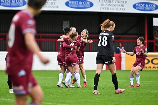 Shekiera Martinez (19 West Ham) celebrates with her teammates after scoring her teams third goal during the Barclays Women s Super League match between West Ham United and Everton at Chigwell Construction Stadium on November 16, 2025 in Dagenham, England. Copyright: xYaroslavxDunkax xSPPx Sportspressphoto_SPR62466