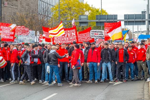 Large soccer pandemic in Leipzig Over 10,000 fans set an example Leipzig experienced one of the largest soccer pandemics in recent years at the weekend More than 10,000 supporters from almost all major clubs marched united along the city centre ring road to draw attention to the growing dissatisfaction with security policy decisions The demonstration was announced well in advance and mobilized Ultras from all over Germany, fan clubs, families and occasional visitors who wanted to stand up together for a diverse and self-determined fan culture The city was characterized for hours by a colourful, loud and so far peaceful procession A large police contingent accompanied the route with units from several federal states Many fans nevertheless criticized the massive deployment, Many fans nevertheless criticized the massive deployment, which they perceive as an expression of a general mistrust of the scene At the heart of the criticism was the current line taken by the conference of interior ministers Fans fear that fan culture and security risks are increasingly being equated, triggered by stricter surveillance measures, expanded data collection and the discussion about personalized tickets, In their view, this is consolidating a climate in which regular stadium visitors come under general suspicion and freedoms are gradually restricted The demonstration showed a rare unity within the fan scene Rivalries hardly played a role on this day Instead, common concerns were in the foreground Many participants demand a political approach that is based on dialogue, creates clear and comprehensible rules and recognizes the importance of fan culture as a social element In the la