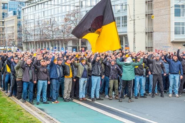 Large soccer pandemic in Leipzig Over 10,000 fans set an example Leipzig experienced one of the largest soccer pandemics in recent years at the weekend More than 10,000 supporters from almost all major clubs marched united along the city centre ring road to draw attention to the growing dissatisfaction with security policy decisions The demonstration was announced well in advance and mobilized Ultras from all over Germany, fan clubs, families and occasional visitors who wanted to stand up together for a diverse and self-determined fan culture The city was characterized for hours by a colourful, loud and so far peaceful procession A large police contingent accompanied the route with units from several federal states Many fans nevertheless criticized the massive deployment, Many fans nevertheless criticized the massive deployment, which they perceive as an expression of a general mistrust of the scene At the heart of the criticism was the current line taken by the conference of interior ministers Fans fear that fan culture and security risks are increasingly being equated, triggered by stricter surveillance measures, expanded data collection and the discussion about personalized tickets, In their view, this is consolidating a climate in which regular stadium visitors come under general suspicion and freedoms are gradually restricted The demonstration showed a rare unity within the fan scene Rivalries hardly played a role on this day Instead, common concerns were in the foreground Many participants demand a political approach that is based on dialogue, creates clear and comprehensible rules and recognizes the importance of fan culture as a social element In the la