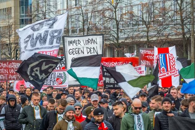 Large soccer pandemic in Leipzig Over 10,000 fans set an example Leipzig experienced one of the largest soccer pandemics in recent years at the weekend More than 10,000 supporters from almost all major clubs marched united along the city centre ring road to draw attention to the growing dissatisfaction with security policy decisions The demonstration was announced well in advance and mobilized Ultras from all over Germany, fan clubs, families and occasional visitors who wanted to stand up together for a diverse and self-determined fan culture The city was characterized for hours by a colourful, loud and so far peaceful procession A large police contingent accompanied the route with units from several federal states Many fans nevertheless criticized the massive deployment, Many fans nevertheless criticized the massive deployment, which they perceive as an expression of a general mistrust of the scene At the heart of the criticism was the current line taken by the conference of interior ministers Fans fear that fan culture and security risks are increasingly being equated, triggered by stricter surveillance measures, expanded data collection and the discussion about personalized tickets, In their view, this is consolidating a climate in which regular stadium visitors come under general suspicion and freedoms are gradually restricted The demonstration showed a rare unity within the fan scene Rivalries hardly played a role on this day Instead, common concerns were in the foreground Many participants demand a political approach that is based on dialogue, creates clear and comprehensible rules and recognizes the importance of fan culture as a social element In the la