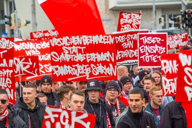 Large soccer pandemic in Leipzig Over 10,000 fans set an example Leipzig experienced one of the largest soccer pandemics in recent years at the weekend More than 10,000 supporters from almost all major clubs marched united along the city centre ring road to draw attention to the growing dissatisfaction with security policy decisions The demonstration was announced well in advance and mobilized Ultras from all over Germany, fan clubs, families and occasional visitors who wanted to stand up together for a diverse and self-determined fan culture The city was characterized for hours by a colourful, loud and so far peaceful procession A large police contingent accompanied the route with units from several federal states Many fans nevertheless criticized the massive deployment, Many fans nevertheless criticized the massive deployment, which they perceive as an expression of a general mistrust of the scene At the heart of the criticism was the current line taken by the conference of interior ministers Fans fear that fan culture and security risks are increasingly being equated, triggered by stricter surveillance measures, expanded data collection and the discussion about personalized tickets, In their view, this is consolidating a climate in which regular stadium visitors come under general suspicion and freedoms are gradually restricted The demonstration showed a rare unity within the fan scene Rivalries hardly played a role on this day Instead, common concerns were in the foreground Many participants demand a political approach that is based on dialogue, creates clear and comprehensible rules and recognizes the importance of fan culture as a social element In the la