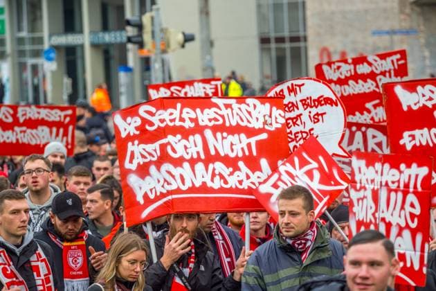 Large soccer pandemic in Leipzig Over 10,000 fans set an example Leipzig experienced one of the largest soccer pandemics in recent years at the weekend More than 10,000 supporters from almost all major clubs marched united along the city centre ring road to draw attention to the growing dissatisfaction with security policy decisions The demonstration was announced well in advance and mobilized Ultras from all over Germany, fan clubs, families and occasional visitors who wanted to stand up together for a diverse and self-determined fan culture The city was characterized for hours by a colourful, loud and so far peaceful procession A large police contingent accompanied the route with units from several federal states Many fans nevertheless criticized the massive deployment, Many fans nevertheless criticized the massive deployment, which they perceive as an expression of a general mistrust of the scene At the heart of the criticism was the current line taken by the conference of interior ministers Fans fear that fan culture and security risks are increasingly being equated, triggered by stricter surveillance measures, expanded data collection and the discussion about personalized tickets, In their view, this is consolidating a climate in which regular stadium visitors come under general suspicion and freedoms are gradually restricted The demonstration showed a rare unity within the fan scene Rivalries hardly played a role on this day Instead, common concerns were in the foreground Many participants demand a political approach that is based on dialogue, creates clear and comprehensible rules and recognizes the importance of fan culture as a social element In the la